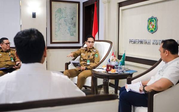 Rico Waas menerima kunjungan Kepala Satker PPS Sumut, Dirjen Prasarana Strategis, Kementerian PU, Kurniawan berserta jajaran di Kantor Wali Kota Medan, Senin (4/8/2025).(Dok:Diskominfo Medan)