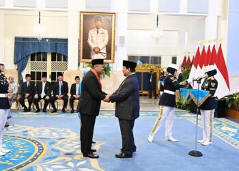 Gubernur Bank Indonesia, Perry Warjiyo, menerima Tanda Kehormatan Bintang Mahaputera Utama dari Presiden Republik Indonesia, Prabowo Subianto.
(Foto : Biro Pers, Media, dan Informasi - Sekretariat Presiden)