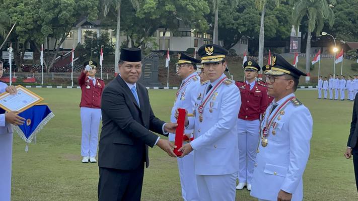 Foto: IPDN menganugerahkan Tanda Penghargaan Kartika Pamong Praja Muda dan Alumni Kehormatan Pendidikan Tinggi Kepamongprajaan kepada Wali Kota Medan Rico Tri Putra Bayu Waas dan Wakil Wali Kota Medan H. Zakiyuddin Harahap.(Dok:Diskominfo Medan)