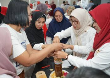 PGN melalui komunitas PERTIWI Subholding Gas (SHG) mengajak warga di sekitar penginapan Gas Inn, Bandung, untuk aktif mengelola sampah.(Dok:PGN)