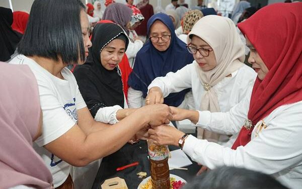 PGN melalui komunitas PERTIWI Subholding Gas (SHG) mengajak warga di sekitar penginapan Gas Inn, Bandung, untuk aktif mengelola sampah.(Dok:PGN)