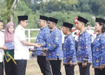 Foto: Rico Waas Serahkan SK Pengangkatan 1.018 PPPK Pemko Medan 10