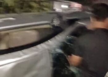 Foto: Mobil Honda Brio Dirusak Massa Akibat Tabrak Lari di Deli Serdang 2