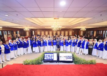 OJK bersama IWAPI menyelenggarakan edukasi keuangan melalui Program Training of Trainers (ToT) OJK Penggerak Duta Literasi Keuangan Indonesia (OJK PEDULI) bagi anggota IWAPI.(Dok:OJK)
