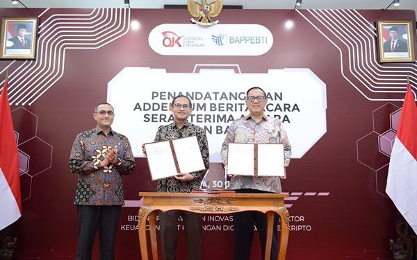 OJK dan Bappebti Tuntaskan Peralihan Pengawasan Aset Keuangan Digital 1 Penandatanganan addendum BAST dil
oleh Kepala Bappebti Tirta Karma Senjaya, dan Deputi Komisioner Pengawas Inovasi Teknologi Sektor Keuangan, Aset Keuangan Digital, dan Aset Kripto OJK, Luthfy Zain Fuadi.(Dok:OJK)