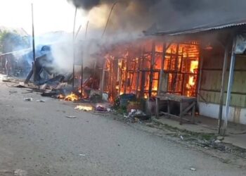 Foto: Pasar Serbelawan Terbakar, 40 Kios Hangus Diduga Akibat Ledakan Tabung Gas 1