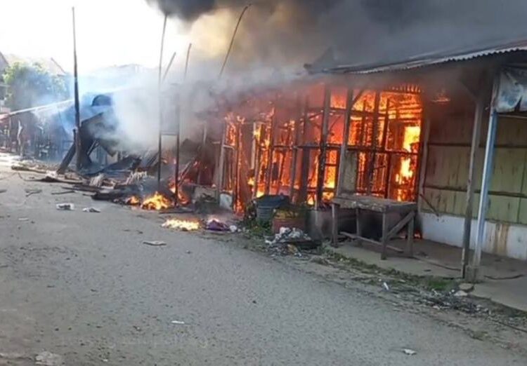 Foto: Kebakaran hebat melanda Pasar Serbelawan di Jalan H.A.R. Shihab, Kecamatan Dolok Batu Nanggar, Kabupaten Simalungun, Senin sore (18/8).(Istimewa)