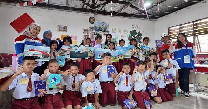 Relawan Pertamina Energi Negeri (PEN) 8.0 dan siswa SDN diabadikan bersama.(Dok:Pertamina Sumbagut)