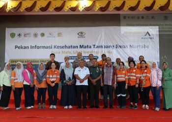 Manajemen PT Agincourt Resources bersama (8 dari kiri dst) Plt. Kepala Dinas Kesehatan Tapanuli Selatan Emilda Arasanti, Camat Batang Toru Mara Tinggi Siregar, Danramil 01/Batang Toru Lettu Inf. Surkani Nasution, dan Direktur RS Mata Mencirim 77 Medan dr. Syarifuddin berfoto bersama usai pembukaan Pekan Informasi Kesehatan Mata di Batang Toru, Jumat (22/8/2025).(Dok: PTAR)