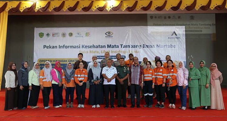 Foto: Manajemen PT Agincourt Resources bersama (8 dari kiri dst) Plt. Kepala Dinas Kesehatan Tapanuli Selatan Emilda Arasanti, Camat Batang Toru Mara Tinggi Siregar, Danramil 01/Batang Toru Lettu Inf. Surkani Nasution, dan Direktur RS Mata Mencirim 77 Medan dr. Syarifuddin berfoto bersama usai pembukaan Pekan Informasi Kesehatan Mata di Batang Toru, Jumat (22/8/2025).(Dok: PTAR)