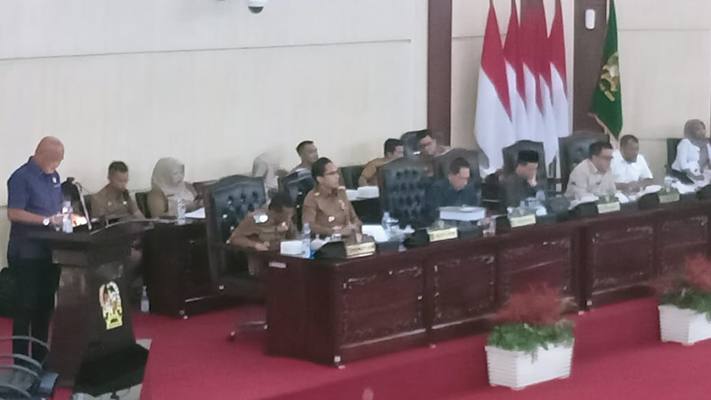 Foto: Ketua Fraksi PDIP DPRD Medan Robi Barus menyampaikan pendapat fraksinya atas Ranperda RPJMD Kota Medan, Senin (4/8/2025).(Ist)