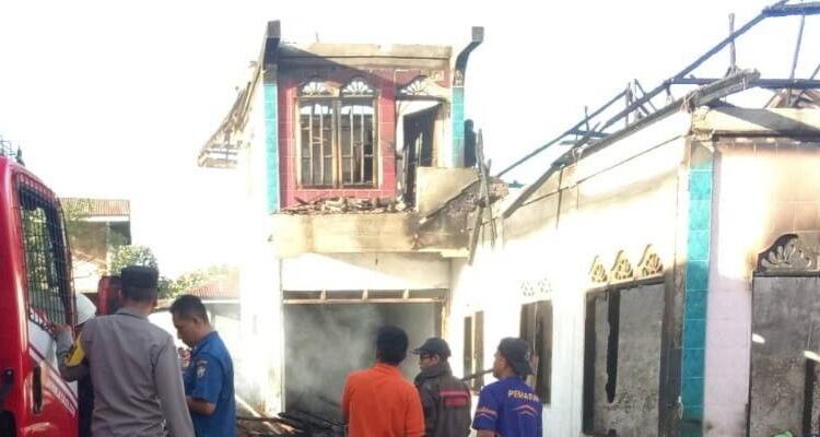 Foto: Kondisi rumah Ridwan yang hangus terbakar.(Foto: AJNN/Polres Bener Meriah)