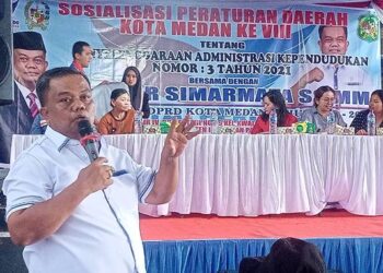 Foto: Mau Berobat Gratis, Binsar Simarmata Ajak Warga Lengkapi Adminduk 4