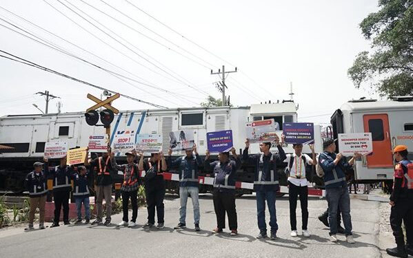 KAI Divre I SU dan komunitas Insan dan IPKA Sumut melaksanakan sosialisasi keselamatan di perlintasan sebidang JPL 17 Stasiun Lubuk Pakam dan JPL 18 Jl. Pagar Jati Lubuk Pakam Kab. Deli Serdang pada Minggu 3 Agustus 2025.(Dok:KAI Divre I SU)
