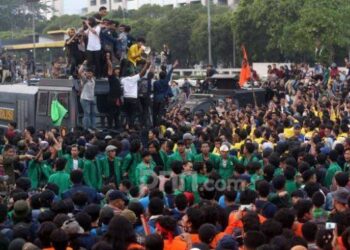 Foto: Aparat Bubarkan Paksa Massa Aksi di Depan DPR, Sejumlah Demonstran Lari ke Jalan Tol 10