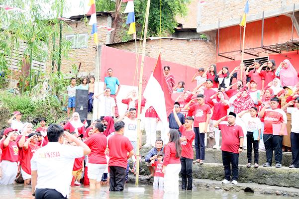 Foto: Suasana upacara kemerdekaan bersama ratusan warga di bantaran Sungai Deli di Kelurahan Aur, Medan Maimun, Minggu (17/08/2025).(Ist)
