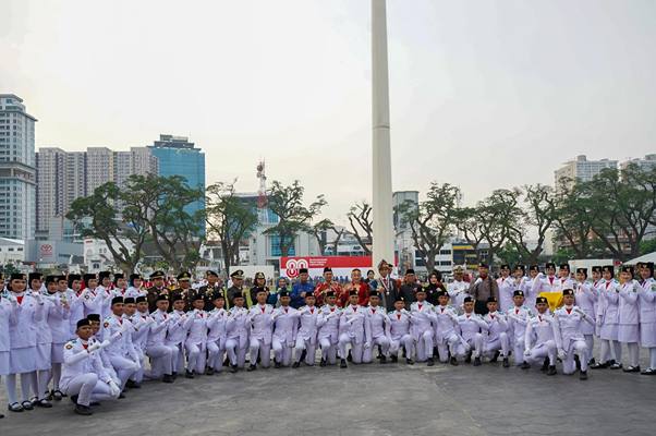 Foto: Upacara Penurunan Bendera Merah Putih peringatan Hari Ulang Tahun ke-80 Kemerdekaan Republik Indonesia berlangsung khidmat pada Minggu (17/8/2025) petang.(Dok:Diskominfo Medan)