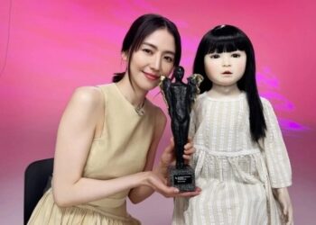 Foto: Sinopsis Film Horor 'Dollhouse' (2025): Teror Boneka Arwah Pengganti Putri yang Hilang 8