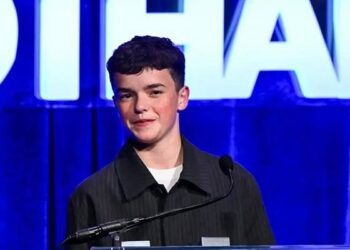 Foto: Kemenangan Bersejarah Owen Cooper di Emmy Awards 2025 10