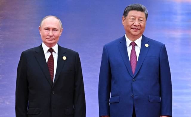 Foto: Presiden Tiongkok Xi Jinping berpose dengan Presiden Rusia Vladimir Putin di KTT SCO di Tianjin.(Media Sosial X)