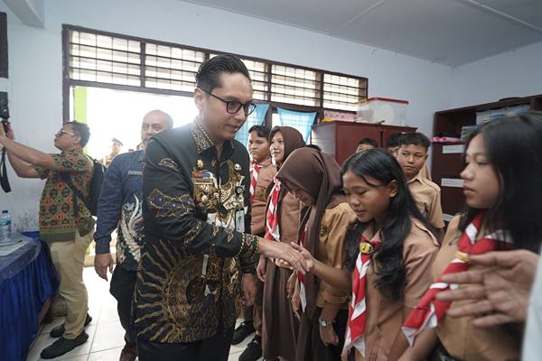 Foto: Wali Kota Medan Rico Waas saat menghadiri acara sosialisasi bahaya penyalahgunaan narkoba dan tes urine bagi siswa SMP Negeri 26 Medan, di Jalan Pulau Sicanang, Kecamatan Medan Belawan, Jumat (12/9/2025).(Dok:Diskominfo Medan)