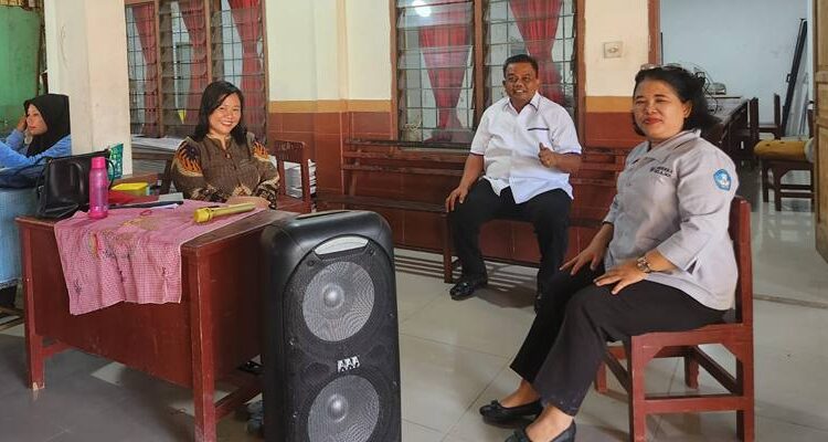 Foto: Anggota Komisi II DPRD Kota Medan Binsar Simarmata berbincang bersama Kepala SDN 066656 Astrid Lasurofa Peranginangin dan salah satu guru, Tetty Saragih usai meninjau ruang kelas yang sudah selesai direhab.(Ist)