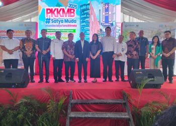 Menteri Pendidikan Tinggi, Sains, dan Teknologi (Mendiktisaintek), Brian Yuliarto berpose bersama usai memberikan motivasi yang membakar semangat dalam acara Pengenalan Kehidupan Kampus Mahasiswa Baru (PKKMB) di Universitas Satya Terra Bhinneka.(SeputarSumut/Siong)
