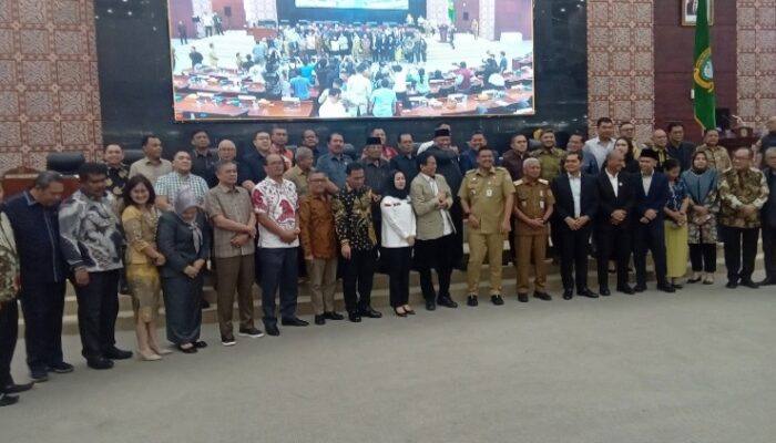 Foto: Wakil Ketua Komisi Pemberantasan Korupsi (KPK), Johanis Tanak, berpose bersama di gedung dewan, Selasa (30/9).(Istimewa)