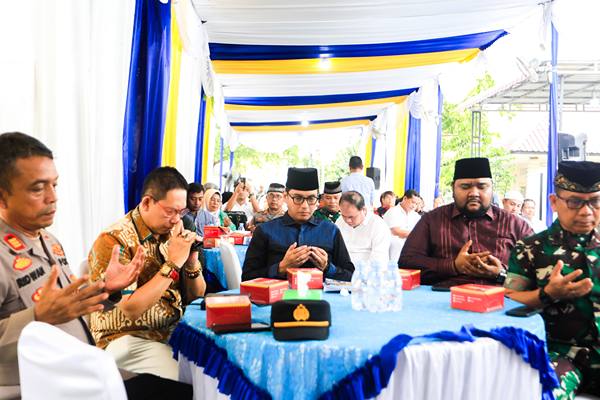 Foto: Wali Kota Medan, Rico Tri Putra Bayu Waas saat menghadiri doa bersama pemuka lintas agama di kantor FKUB, Jalan Ramlan Yatim.(Dok:Diskominfo Medan)