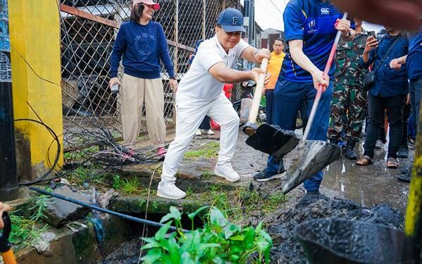 Pemkot Medan menggelar gotong royong massal dan normalisasi drainase yang diikuti oleh berbagai elemen masyarakat, aparatur Pemko Medan, serta unsur TNI dan Polri.(Dok:Diskominfo Medan)