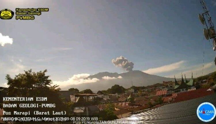 Foto: Gunung Marapi di Sumbar Meletus, Kolom Abu Setinggi 1,2 Km Muncul