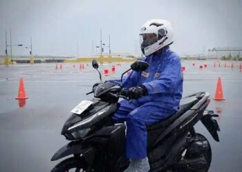 Foto: Tips Aman Berkendara Motor di Jalan Licin Saat Hujan dari Instruktur Honda 5
