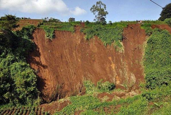 Foto: Ilustrasi bencana tanah longsor, (sumber Foto ; BNPB)
