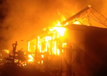 Foto: Kebakaran Hebat di Sunggal, Rumah Makan dan Toko Grosir Ludes Terbakar 10