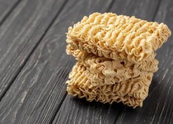 Foto: ​Mengapa Makan Mi Instan Mentah Itu Berbahaya? 3