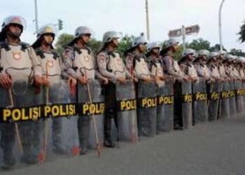 Foto: 5.367 Personel Gabungan Amankan Demo Buruh di Gedung DPR/MPR, KSPI Suarakan Penolakan Upah Murah 8