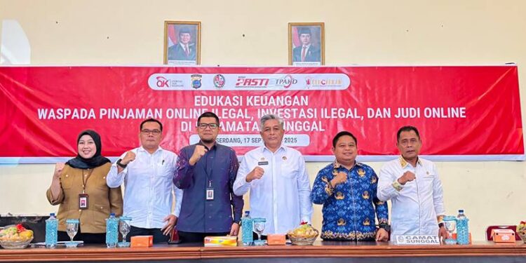 Kegiatan edukasi keuangan bertema "Waspada Pinjaman Online Ilegal, Investasi Ilegal, dan Judi Online" di Kantor Kepala Desa Lalang, Kecamatan Sunggal, Rabu (17/9).(Dok:OJK Sumut)
