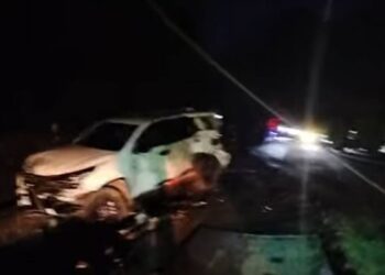 Foto: Rem Blong, Truk Tronton Hantam 3 Mobil di Jalinsum Lae Pondom Dairi: Mobil Hancur Terjungkal 5