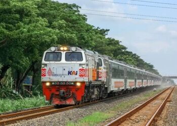 Foto: Wanita di Batu Bara Tewas Tertabrak Kereta Api, Tubuh Korban Tersangkut di Lokomotif 8