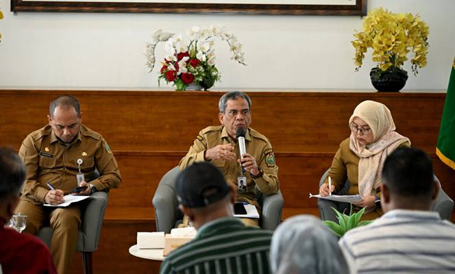 Foto: Kadis PERKIM Sumut Hasmirizal Lubis bersama Kadis PUPR Sumut Hendra Darmawan Siregar saat melakukan konferensi pers di ruang Dekranasda lantai 1 Kantor Gubernur Sumut, Jalan Diponegoro Sumut, Senin (22/9/2025).(Dok:Diskominfo Sumut)