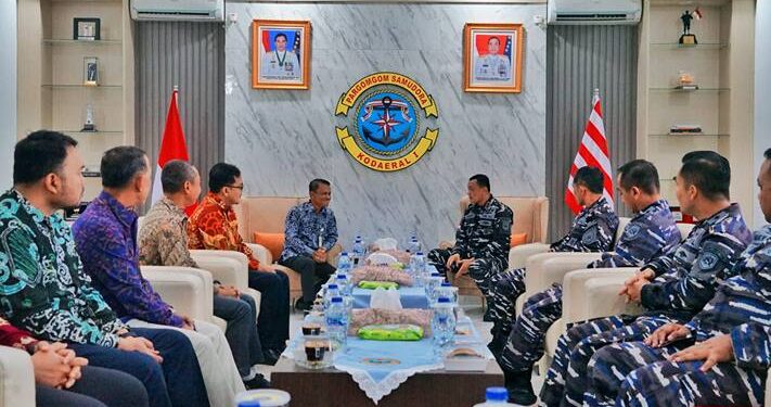 Kunjungan Executive General Manager (EGM) Pertamina Patra Niaga Regional Sumbagut, Sunardi, beserta jajaran manajemen ke Komando Daerah Angkatan Laut (Kodaeral) I Belawan, Senin (29/09/2025).(Dok:Pertamina Sumbagut)