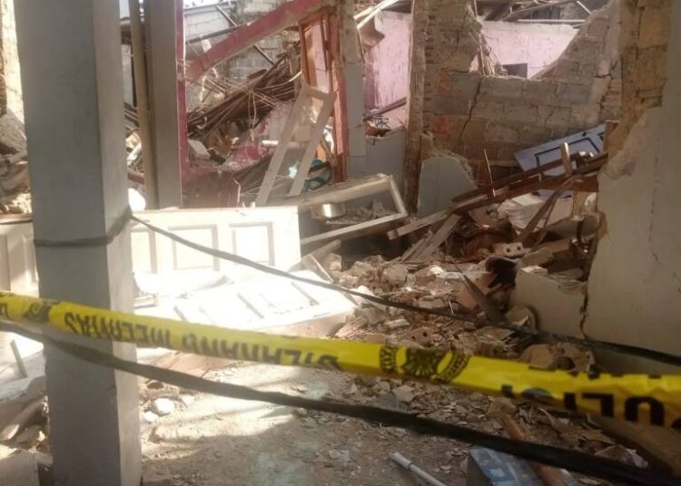 Foto: Salah satu rumah porak poranda akibat ledakan.(Istimewa)