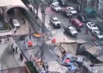 Foto: Sinkhole Raksasa 50 Meter Muncul di Bangkok, Evakuasi 3.500 Pasien Rumah Sakit Vajira Dilakukan 7