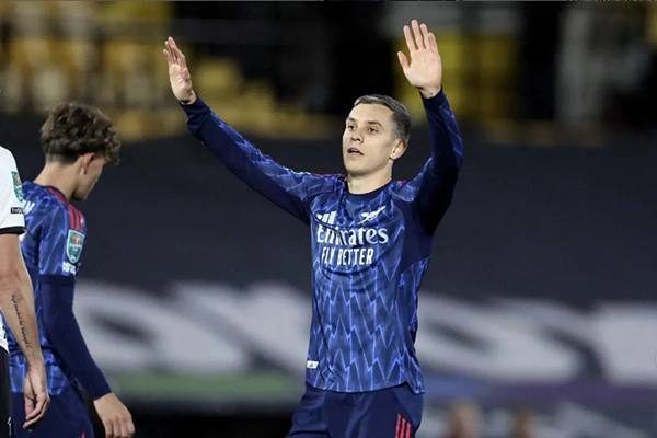 Foto: Penyerang Arsenal, Leandro Trossard, melakukan selebrasi usai
mencetak gol.(Instagram/arsenal)