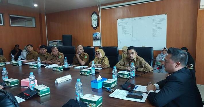Ketua Komisi I DPRD Medan Reza Pahlevi Lubis memimpin RDP terkait penolakan Kepling 14 dan 13 Kelurahan Titi Papan di ruang Komisi I DPRD Medan,, Senin (22/9/2025).(Ist)