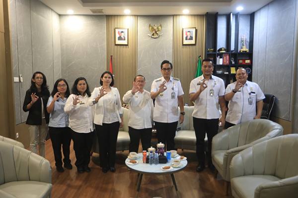 Foto: Wali Kota Medan, Rico Tri Putra Bayu Waas saat menerima kunjungan Direktur Pelayanan HAM Kementerian Hukum dan HAM, Osbin Samosir, di Rumah Dinas Wali Kota.(Dok:Diskominfo Medan)