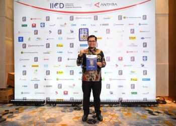 Direktur Manajemen Risiko Eri Surya Kelana, saat menerima penghargaan.(Dok:PGN)