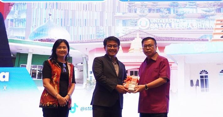 Bonnie Triyana: Bhinneka Tunggal Ika Telah Ada di DNA Bangsa Indonesia 1 Pendiri YPSIM, dr. Sofyan Tan mengapresiasi Sejarawan nasional Bonnie Triyana di Auditorium Bung Karno, Yayasan Perguruan Sultan Iskandar Muda (YPSIM) pada Kamis (11/9).(Ist)