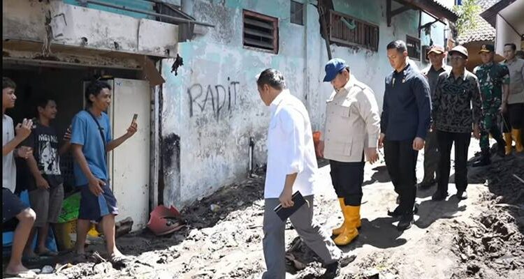 Foto: Presiden Prabowo didampingi Seskab Teddy menyusuri area permukiman dan kios-kios yang rusak akibat terjangan banjir di Denpasar, Bali, Sabtu (13/9).(Foto: Humas Pemprov Bali)