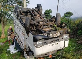 Foto: Tergelincir di Tikungan, Truk Pengangkut Buah Terbalik di Toba 3